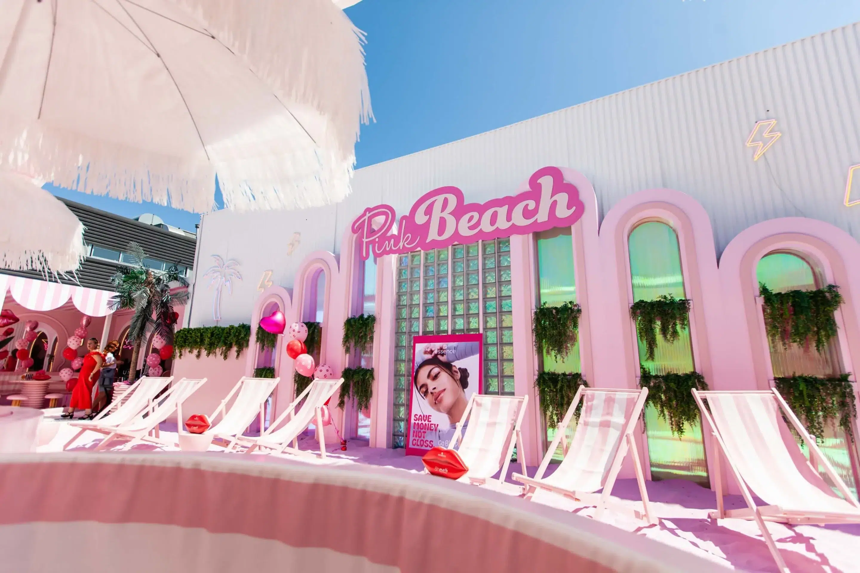 Feest bij Pink Beach voor Essence